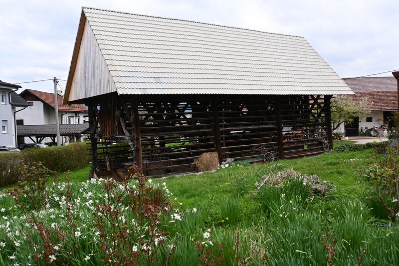 Un sechoir à foin traditionnel dans le centre de Grosuplje